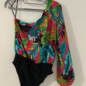 Beautiful bodysuit brand new never worn size medium, tropical print